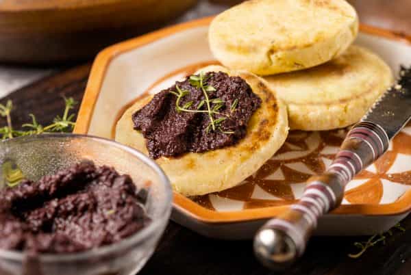 Harcha sans gluten aux olives et au thym
