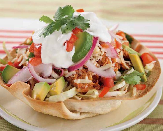 Salade de poulet dans un bol de tortilla croustillante